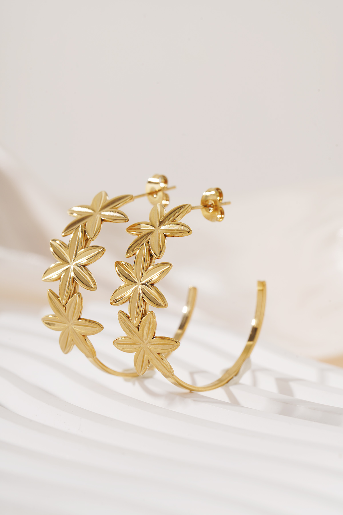 Hoop earrings adorned with flowers thumbnail 3