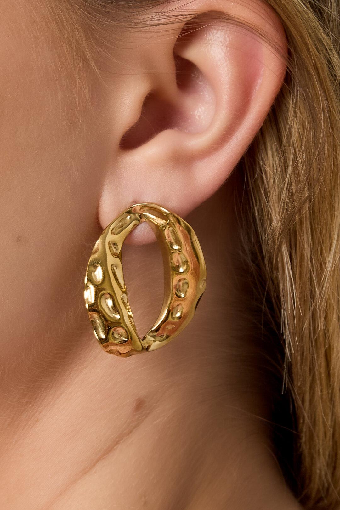Letter O earring thumbnail 2