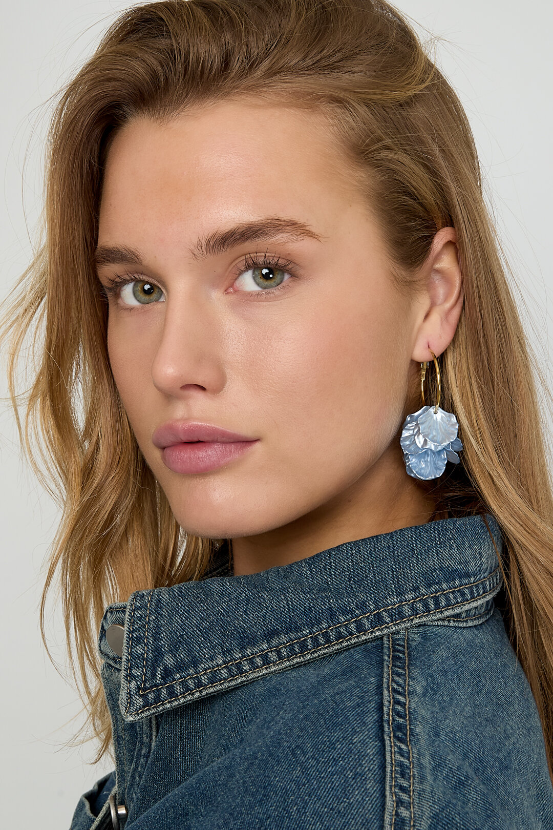 Hoop earrings with mother-of-pearl leaves thumbnail 3