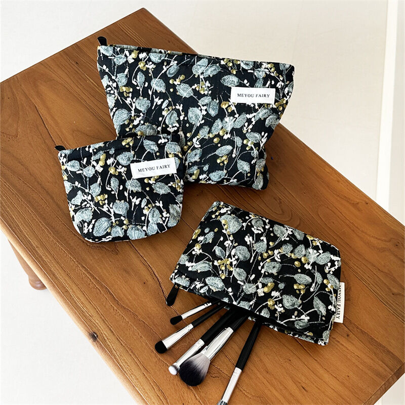 1 Piece Romantic Series Elegant Flower Polyester Women's Makeup Bags thumbnail 4