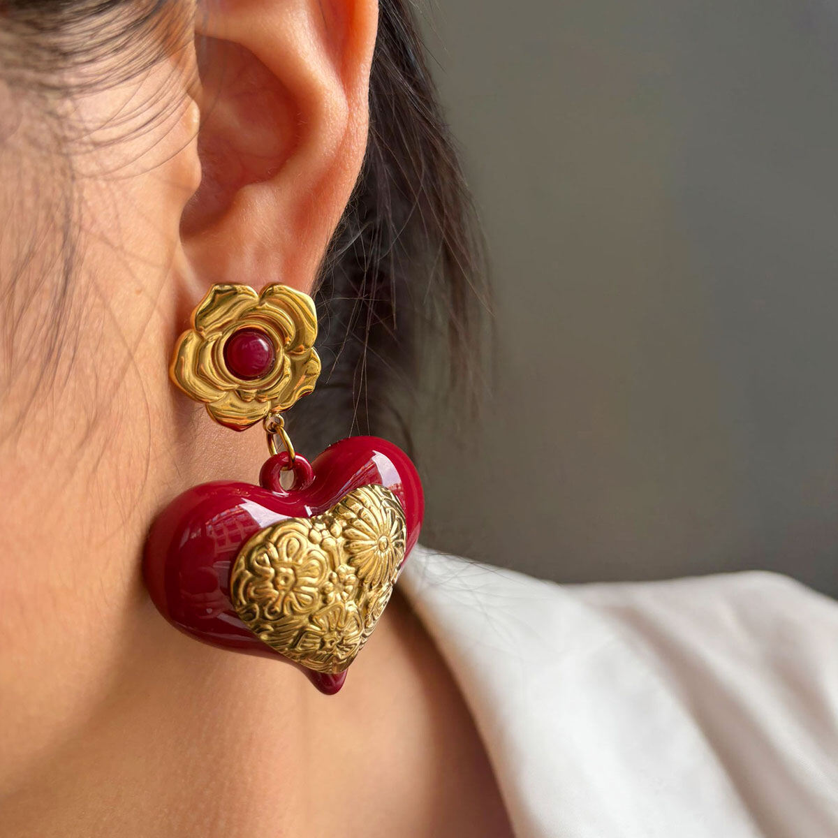 1 Pair Heart Resin Gold Color Drop Earrings thumbnail 3