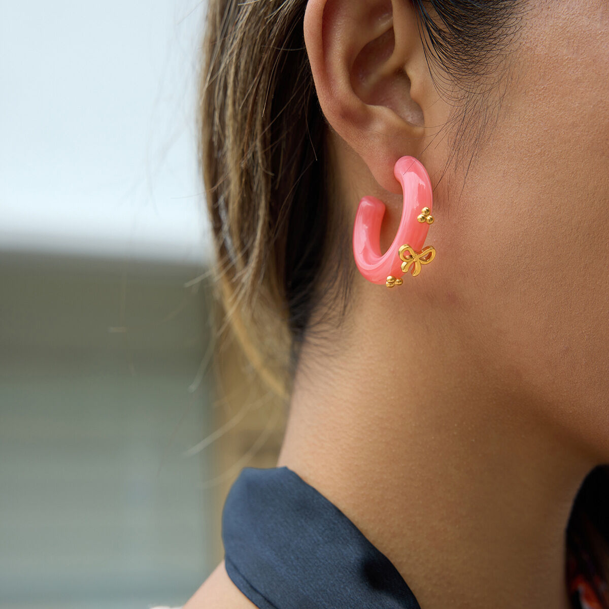 1 Pair Romantic Pink Resin Bow Knot Gold Color Women's Hoop Earrings thumbnail 5