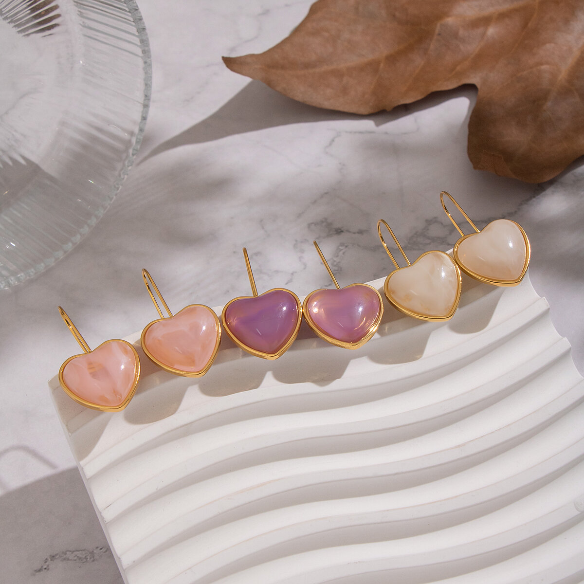 1 Pair Heart Resin Gold Color Drop Earrings thumbnail 3