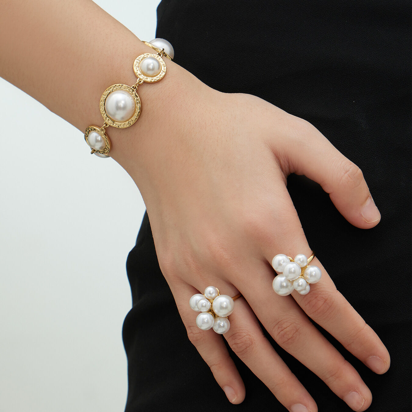Gorgeous Circle Stainless Steel Gold Color Waterproof Anti - Tarnish Charm Bracelets thumbnail 4